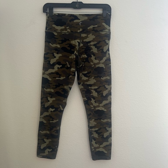 Zyia Active  Camo Reflective Soft N Snug Mid Rise Leggings Black/Green Medium - Picture 1 of 13